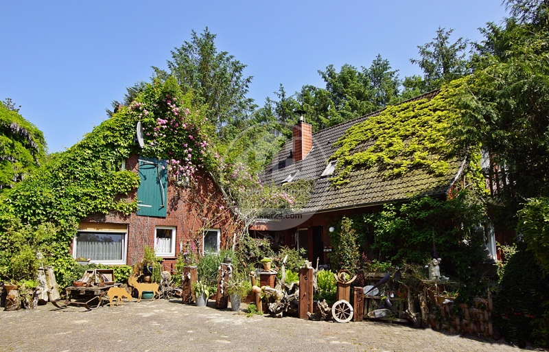 Wohnen direkt am Kanal: Einfamilienhaus mit idyllischem Garten