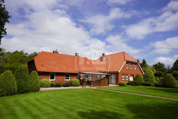 Großzügiges Dreigiebelhaus (zwei Wohneinheiten) mit Weitblick & See 26607 Aurich, Zweifamilienhaus